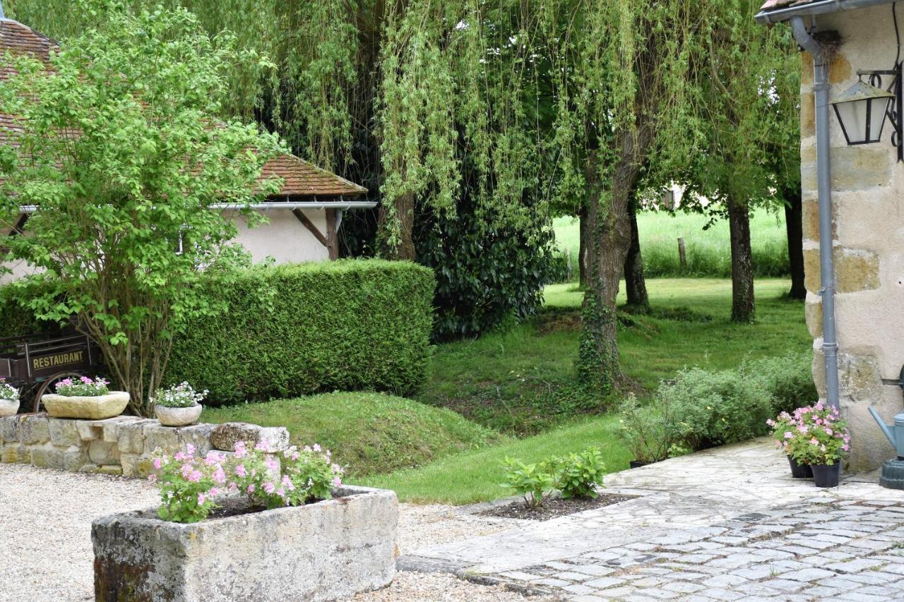 Le Petit Chateau De Sainte Colombe Bouges-le-Chateau Bagian luar foto