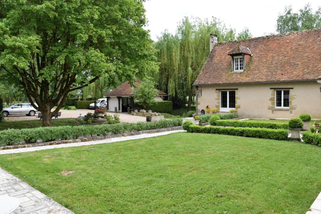 Le Petit Chateau De Sainte Colombe Bouges-le-Chateau Bagian luar foto