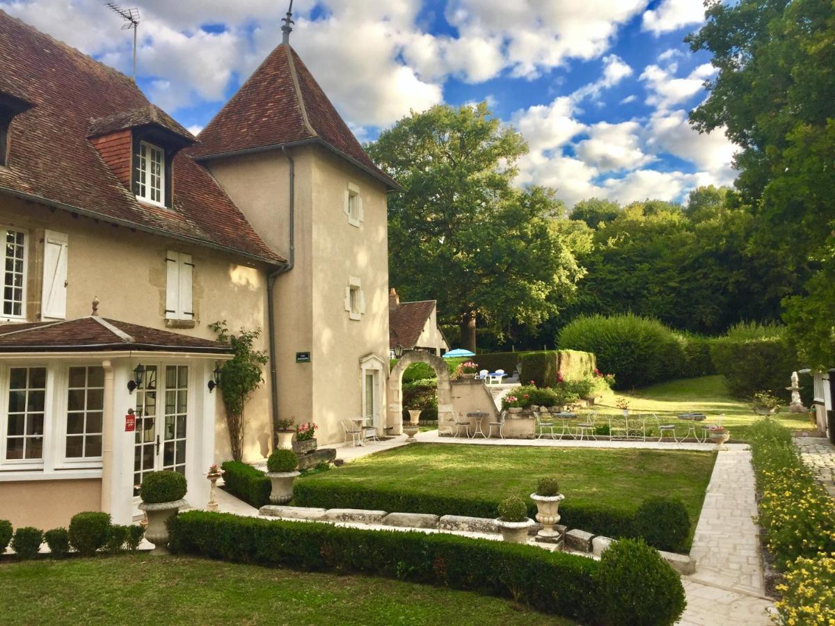 Le Petit Chateau De Sainte Colombe Bouges-le-Chateau Bagian luar foto